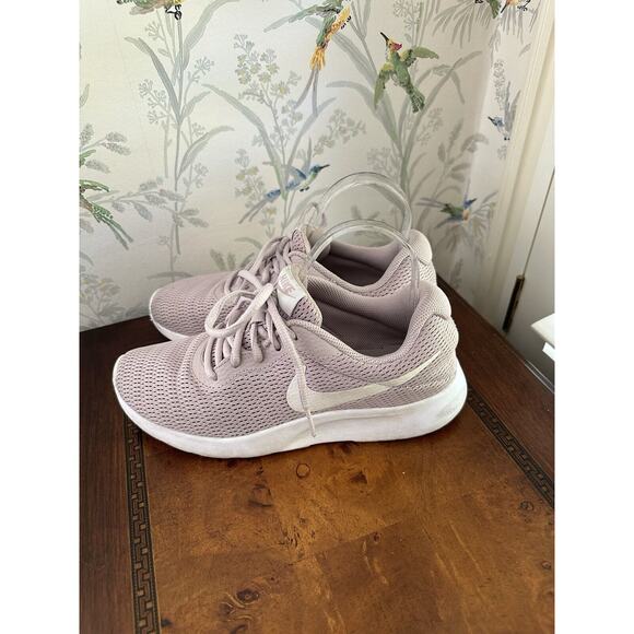Size 7 - Nike Tanjun Lilac 2017 - 812655-605 - Picture 2 of 9